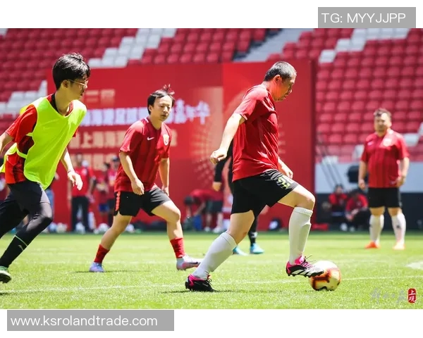 足球球星送秋衣事件背后是谁的心意引发热议各方反响